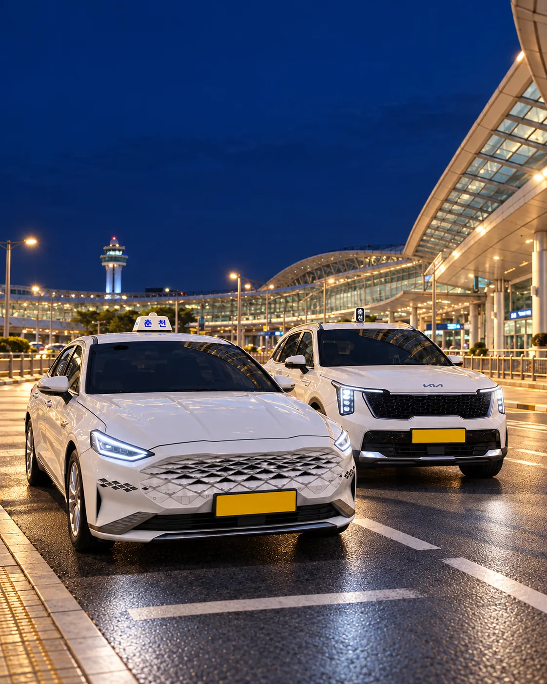 밤 공항 터미널 앞에서 춘천으로 향할 준비를 하는 세단과 SUV